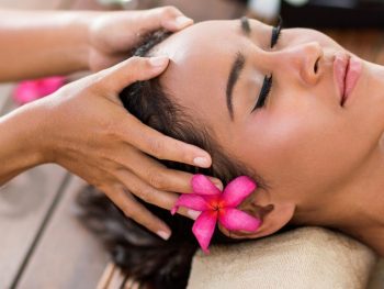 Trattamento Shiroabhyanga, trattamento testa collo e spalle, trattamenti olistici, massaggi olistici